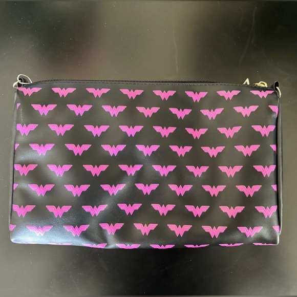 NWT DC Wonder Woman Pink and Black Crossbody Purse with 2 Removable Straps - Picture 2 of 7